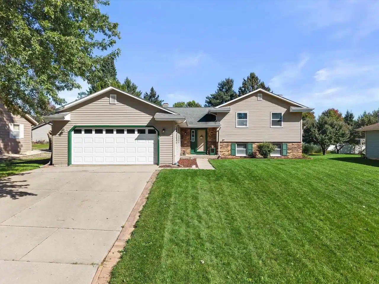 Photo 1 of Single family home for sale at 734 Lyndhurst Dr, Janesville, WI 53546 | MLS# 2033703 | Listing updated on 2026-10-07