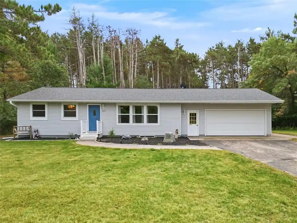 Photo 1 of Single family home for sale at 435 S Beach Dr, Altoona, WI 54720 | MLS# 1605616 | Listing updated on 2026-10-04