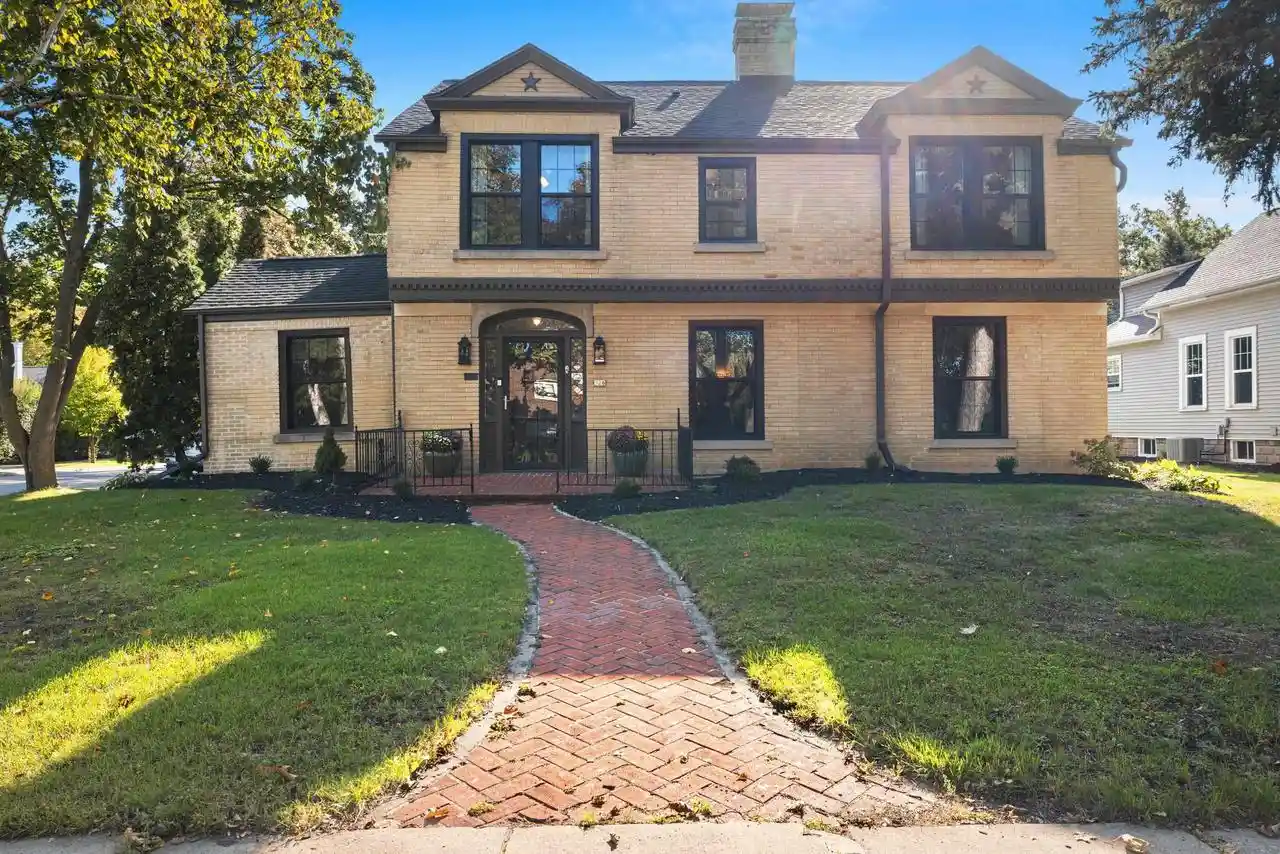 Photo 1 of Single family home for sale at 526 N Broadway St, De Pere, WI 54115 | MLS# 50333514 | Listing updated on 2026-10-07