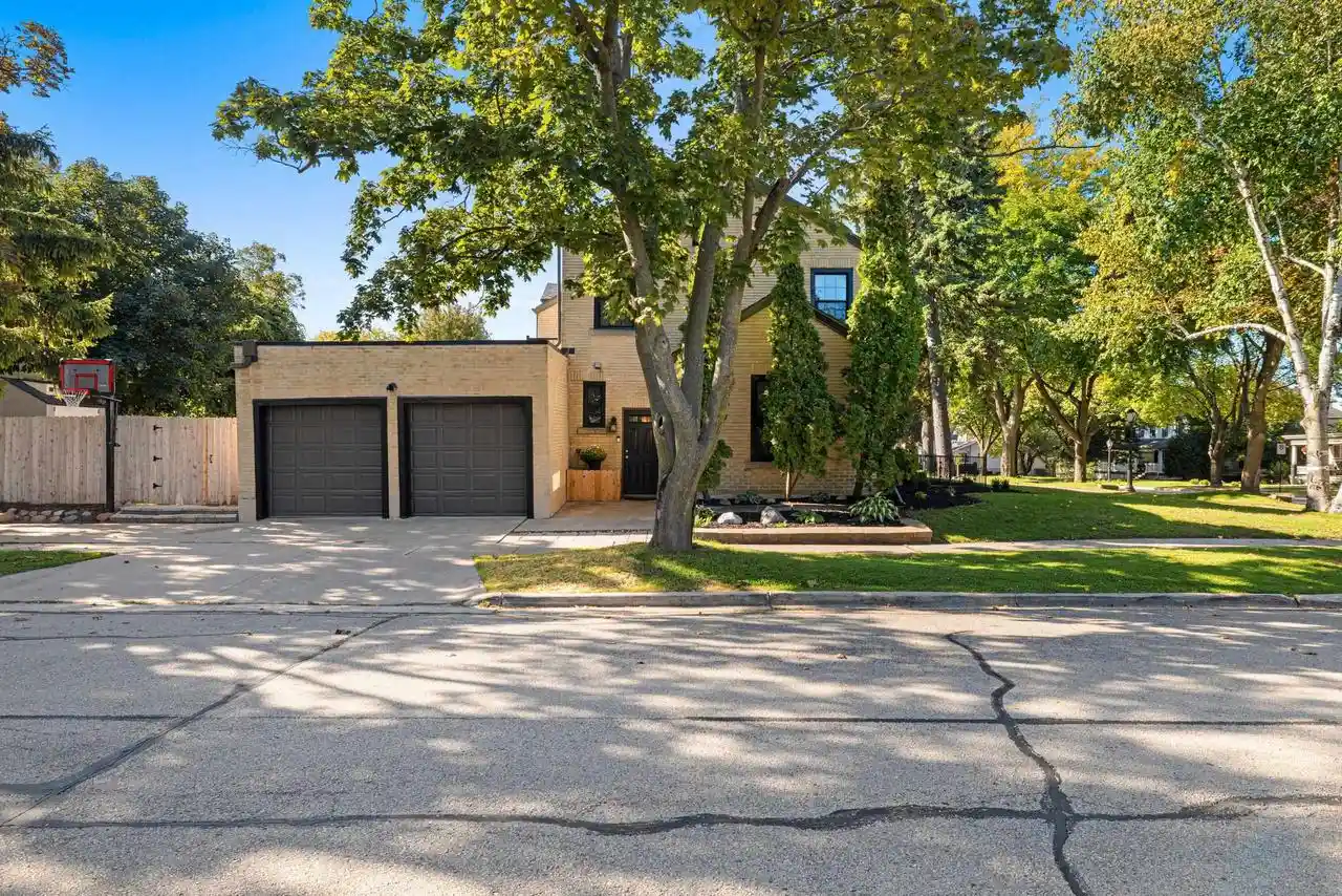 Photo 3 of Single family home for sale at 526 N Broadway St, De Pere, WI 54115 | MLS# 50333514 | Listing updated on 2026-10-07