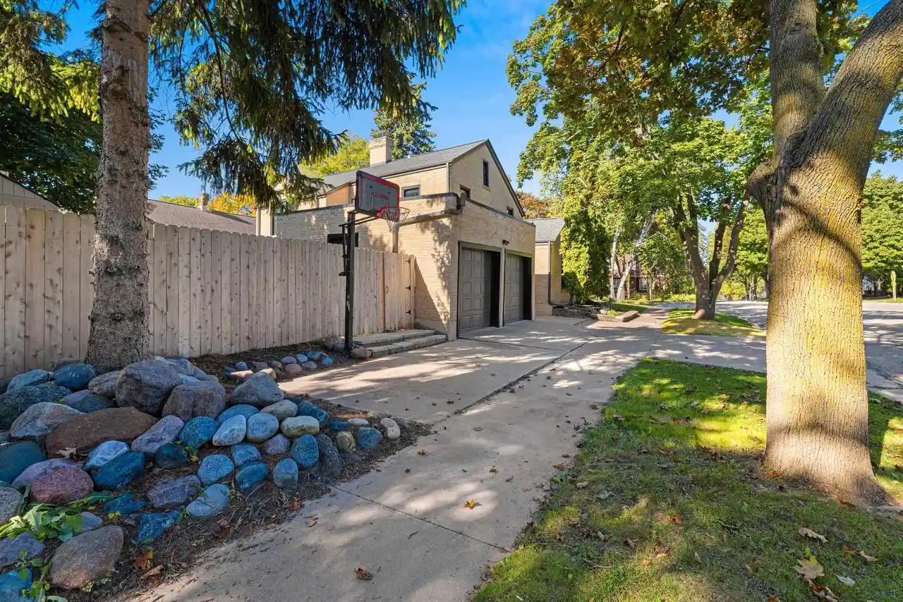 Photo 3 of Single family home for sale at 526 N Broadway St, De Pere, WI 54115 | MLS# 50333514 | Listing updated on 2026-10-07