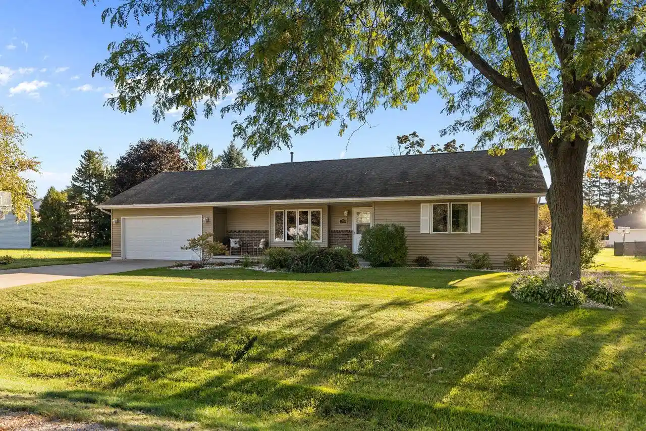Photo 1 of Single family home for sale at 1270 Snowdon Dr, Oshkosh, WI 54904 | MLS# 50333498 | Listing updated on 2026-10-04