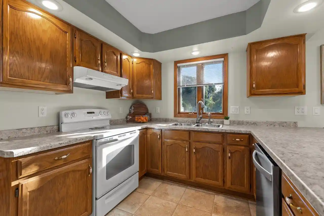 Photo 2 of Single family home for sale at 1270 Snowdon Dr, Oshkosh, WI 54904 | MLS# 50333498 | Listing updated on 2026-10-04