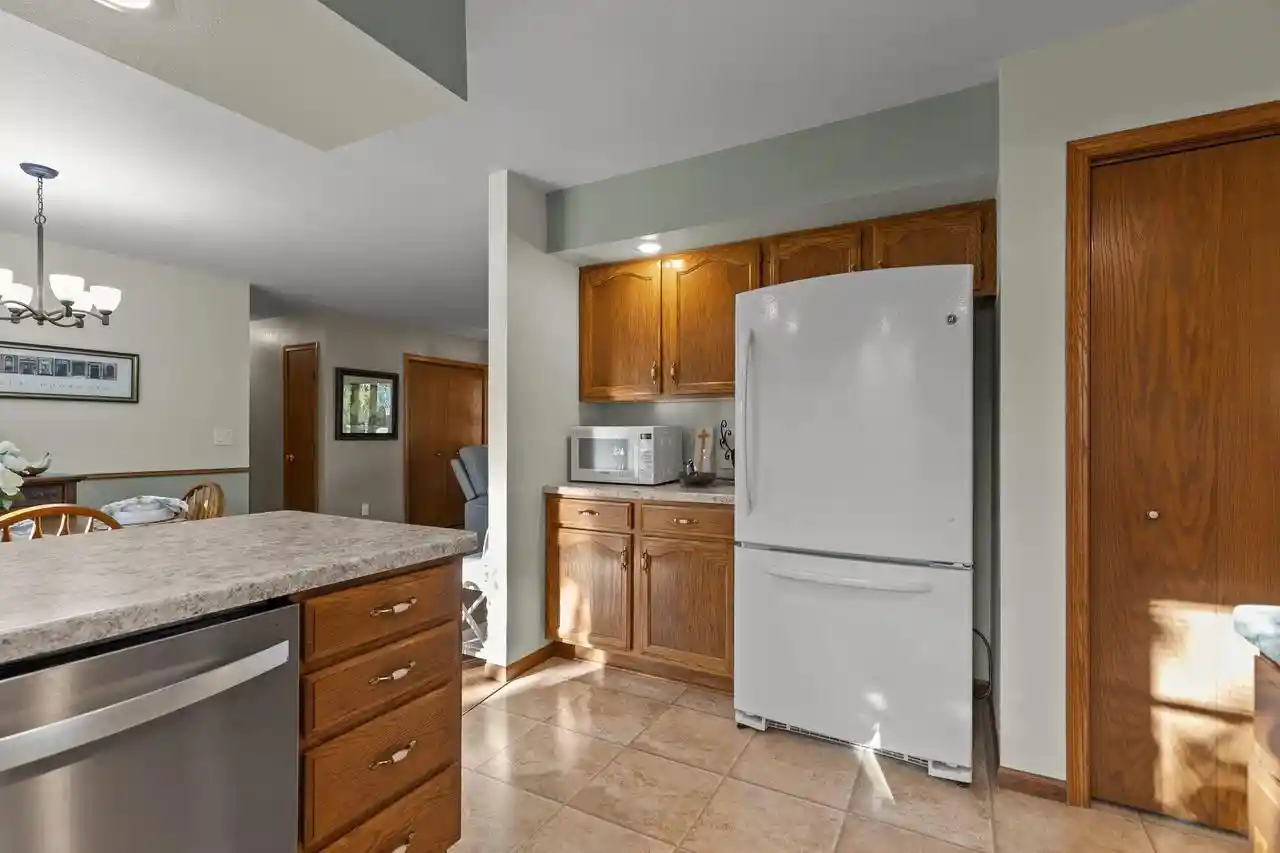 Photo 3 of Single family home for sale at 1270 Snowdon Dr, Oshkosh, WI 54904 | MLS# 50333498 | Listing updated on 2026-10-04
