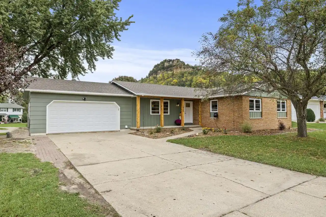 Photo 1 of Sale Pending at 2905 Farnam St, La Crosse, WI 54601 | MLS# 1982704 | Listing updated on 2026-10-02