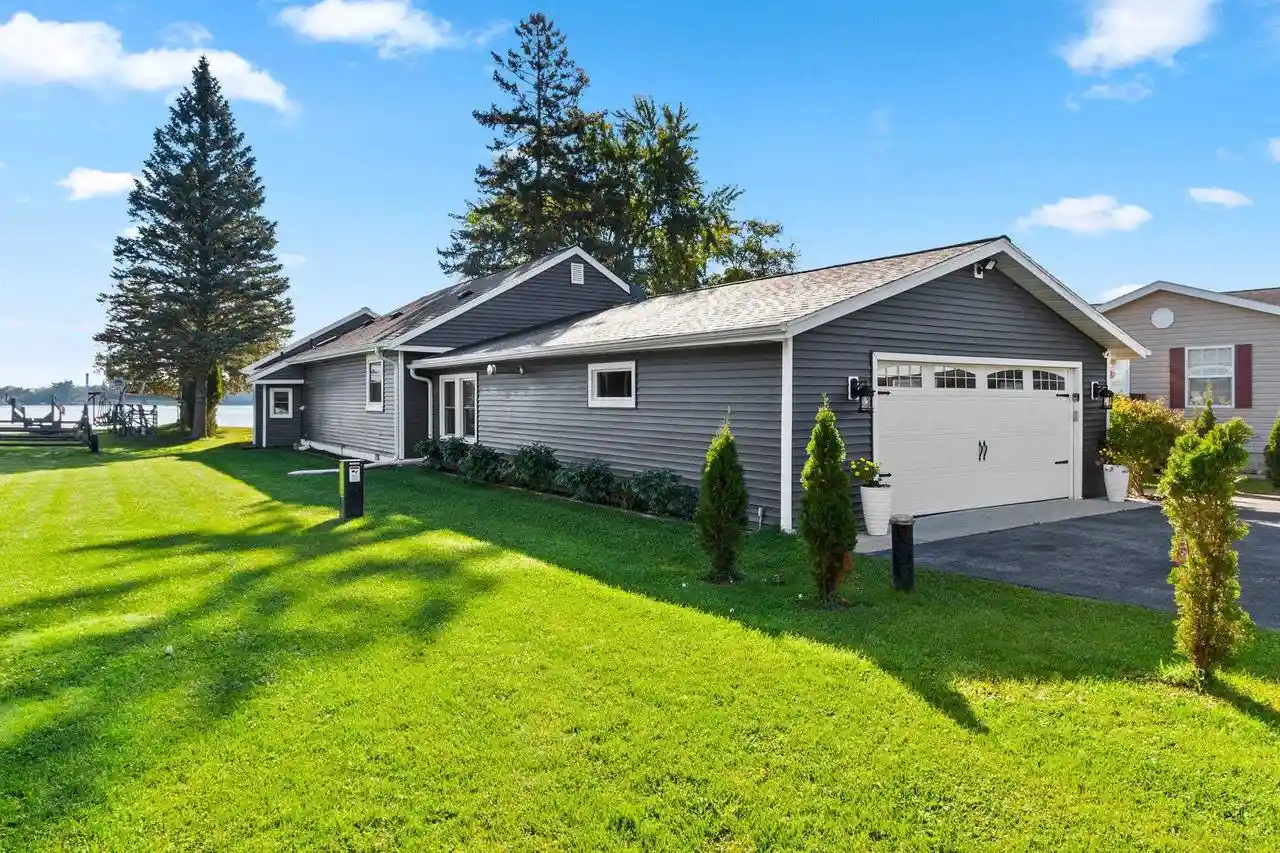 Photo 3 of Single family home for sale at 9538 Holt Park Rd, Suring, WI 54174 | MLS# 50333529 | Listing updated on 2026-09-30
