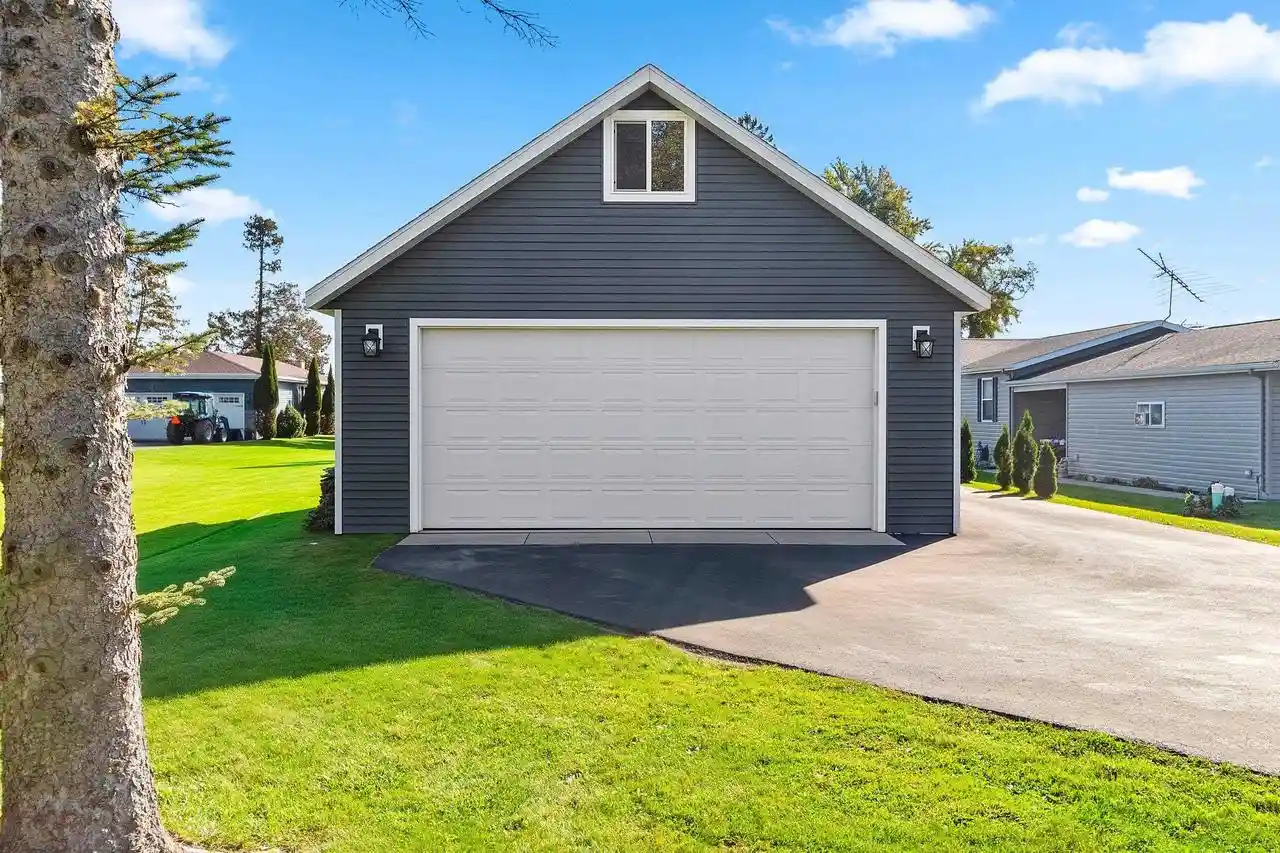 Photo 3 of Single family home for sale at 9538 Holt Park Rd, Suring, WI 54174 | MLS# 50333529 | Listing updated on 2026-09-30