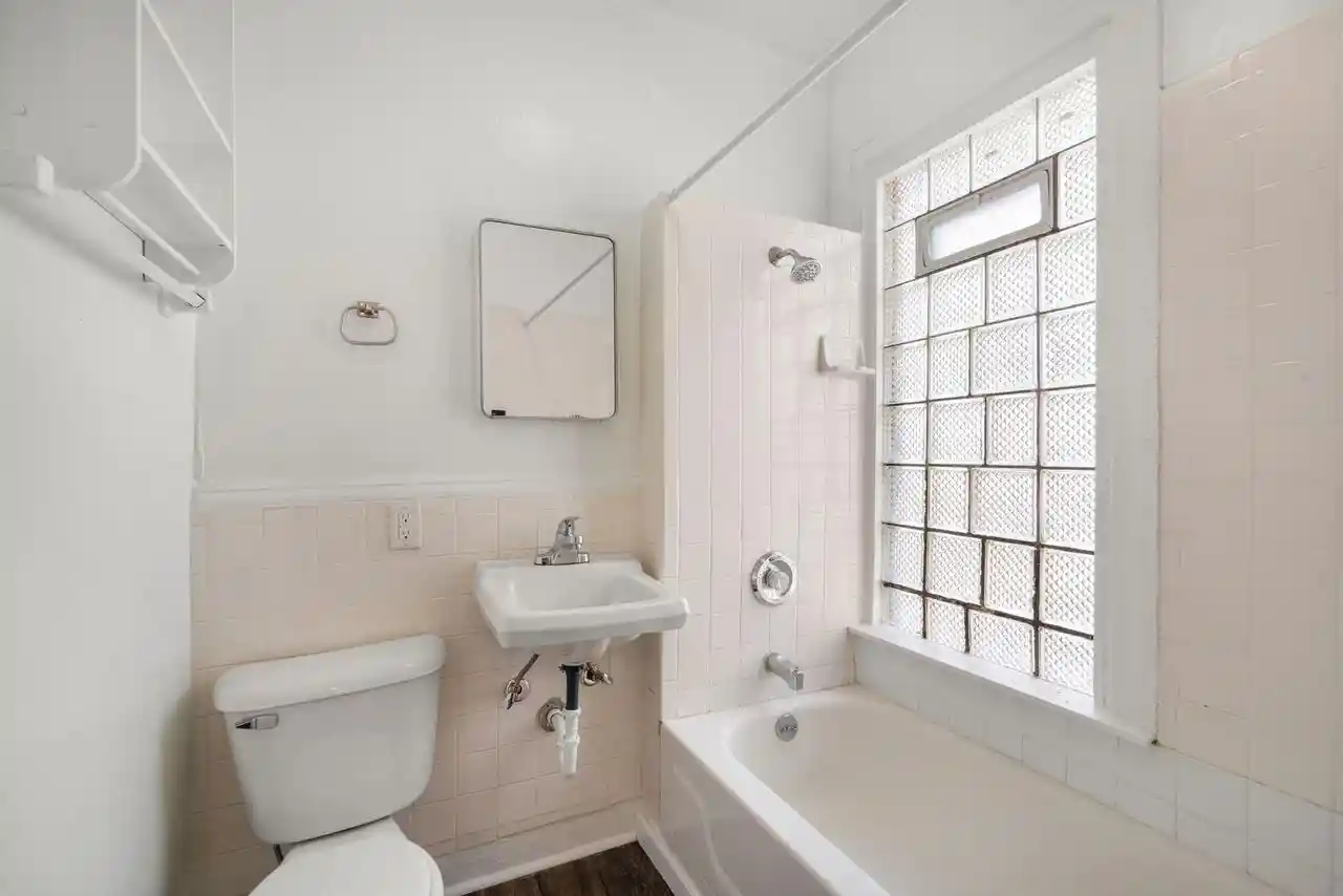 Photo 4 of Single family home for sale at 1616 N Warren Ave, Milwaukee, WI 53202 | MLS# 1982732 | Listing updated on 2026-09-30
