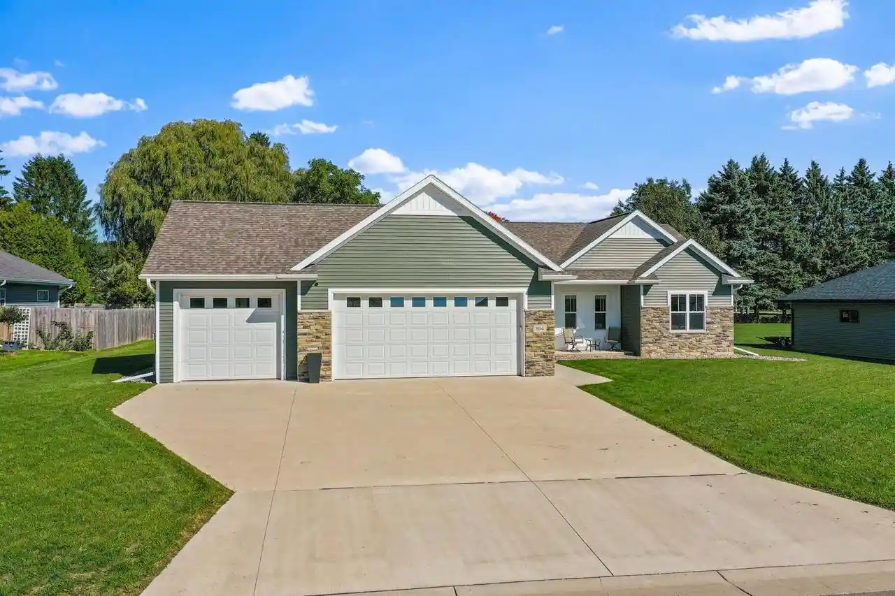 Photo 1 of Single family home for sale at 804 Moonbeam Ln, Francis Creek, WI 54214 | MLS# 50333563 | Listing updated on 2026-10-02