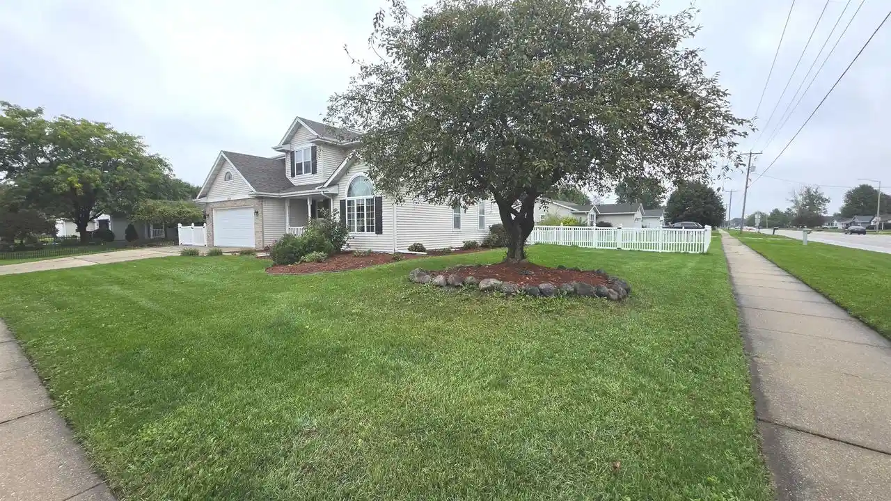 Photo 3 of Single family home for sale at 1304 N Wuthering Hills Dr, Janesville, WI 53546 | MLS# 2033758 | Listing updated on 2026-10-10