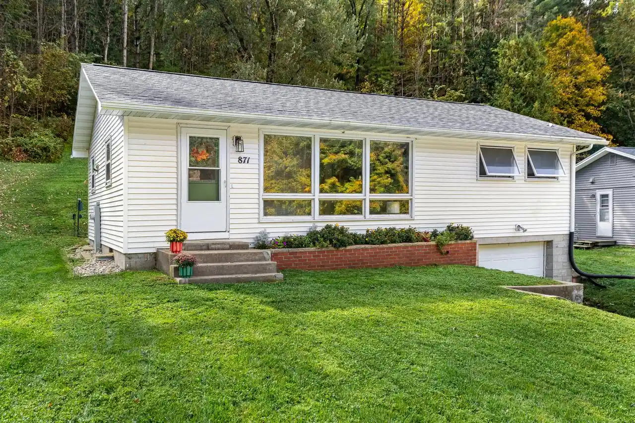Photo 1 of Single family home for sale at 871 Valley View Dr, Richland Center, WI 53581 | MLS# 1982813 | Listing updated on 2026-10-01