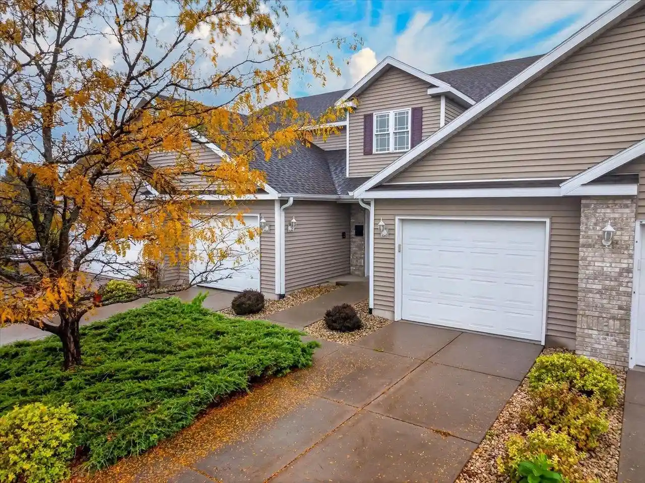 Photo 4 of Condo for sale at 215 Douglas Dr, Brooklyn, WI 53521 | MLS# 2033788 | Listing updated on 2026-10-06