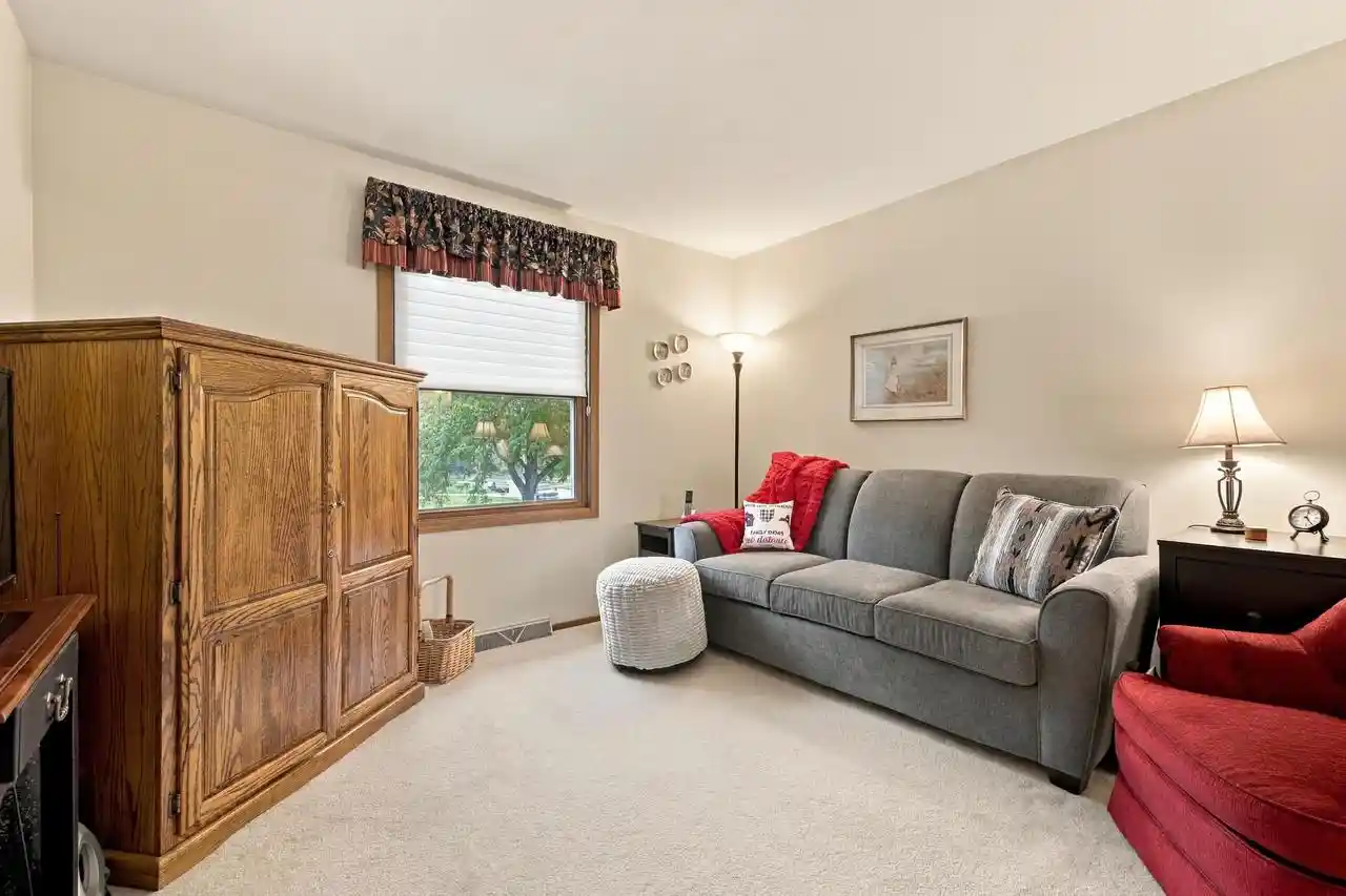 Photo 4 of Condo for sale at 10248 W Parkedge Cir, Franklin, WI 53132 | MLS# 1982829 | Listing updated on 2026-10-04