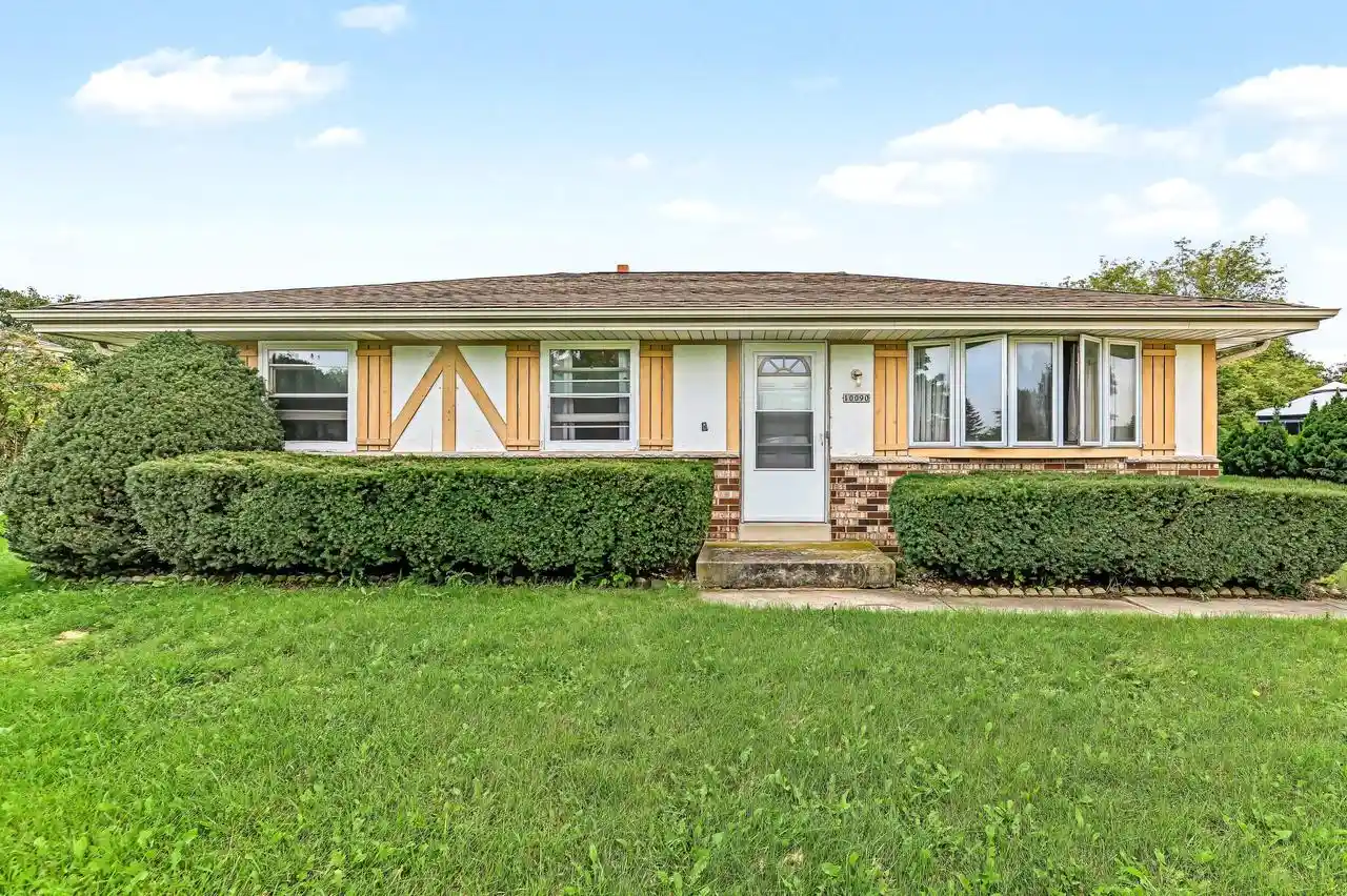 Single family home for sale at 10090 S Oak Ln, Oak Creek, WI 53154 | MLS# 1982838