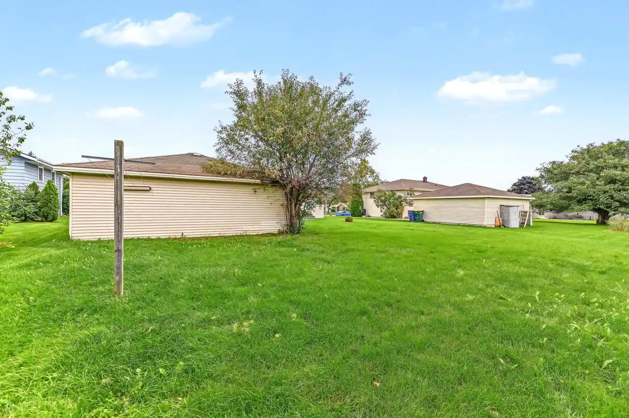 Photo 1 of Single family home for sale at 10090 S Oak Ln, Oak Creek, WI 53154 | MLS# 1982838 | Listing updated on 2026-10-22