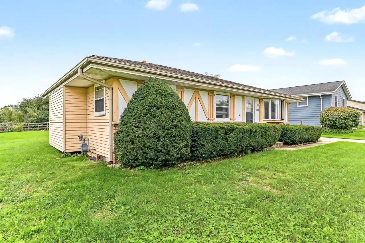 Photo 4 of Single family home for sale at 10090 S Oak Ln, Oak Creek, WI 53154 | MLS# 1982838 | Listing updated on 2026-10-22