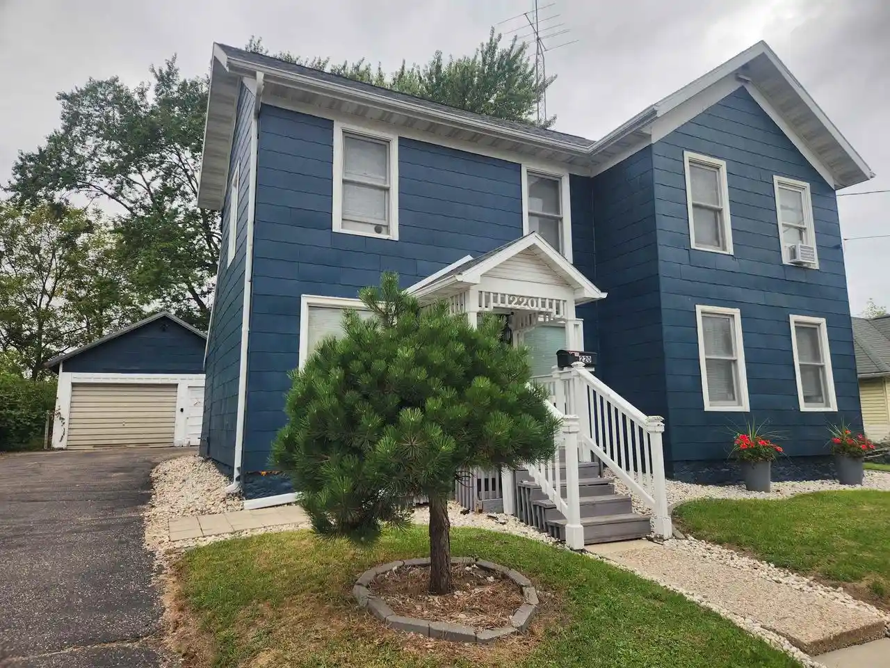 Photo 2 of Single family home for sale at 220 Quarry St, Baraboo, WI 53913 | MLS# 2033801 | Listing updated on 2026-10-05