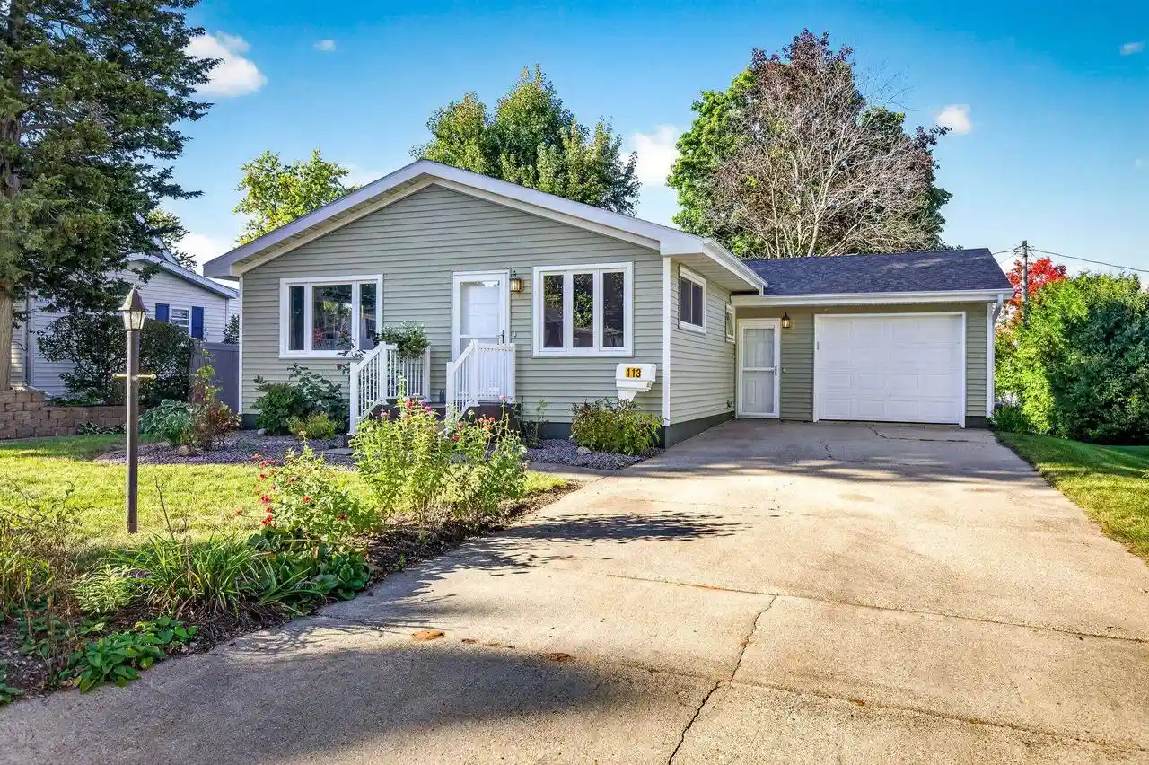 Photo 1 of Single family home for sale at 113 E Cameron St, New London, WI 54961 | MLS# 50333584 | Listing updated on 2026-10-04