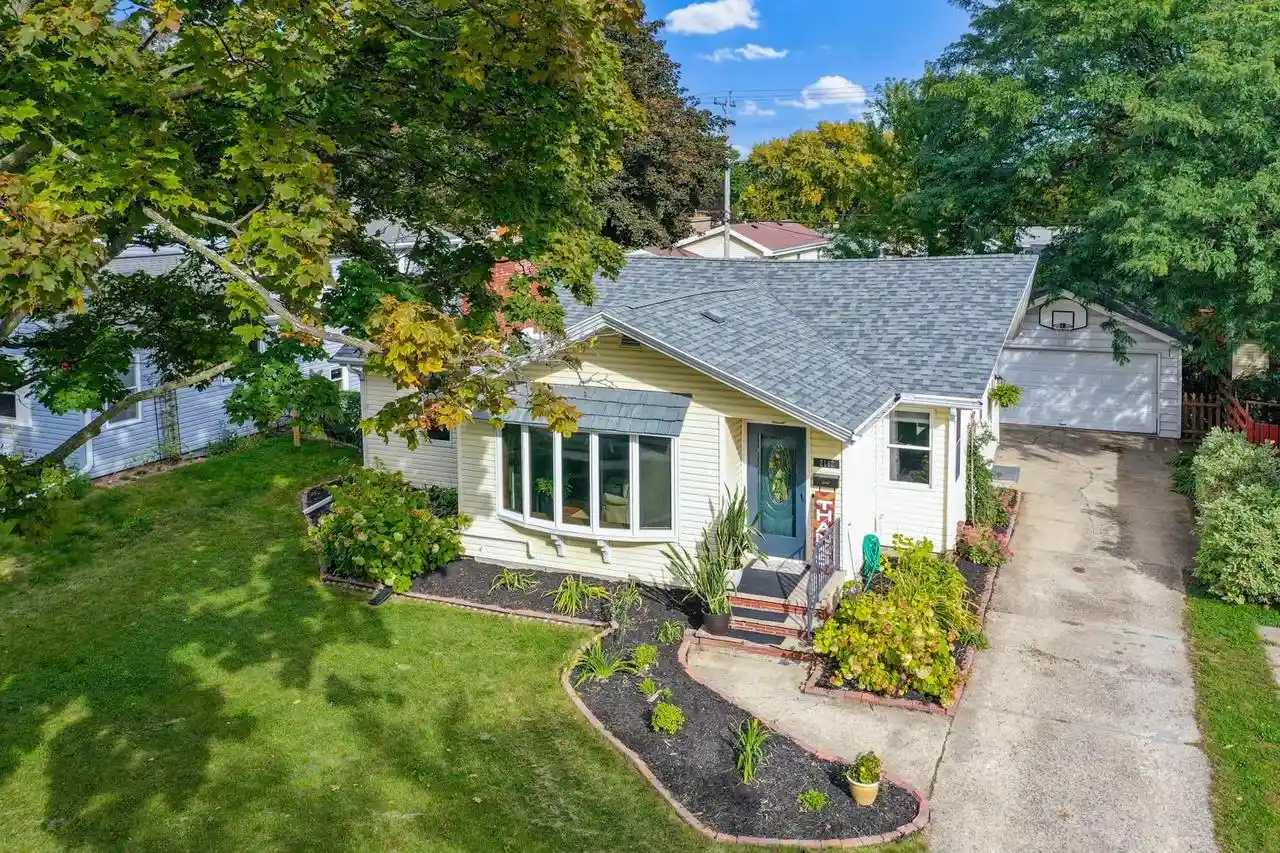 Single family home for sale at 2112 N Owaissa St, Appleton, WI 54911 | MLS# 50333582