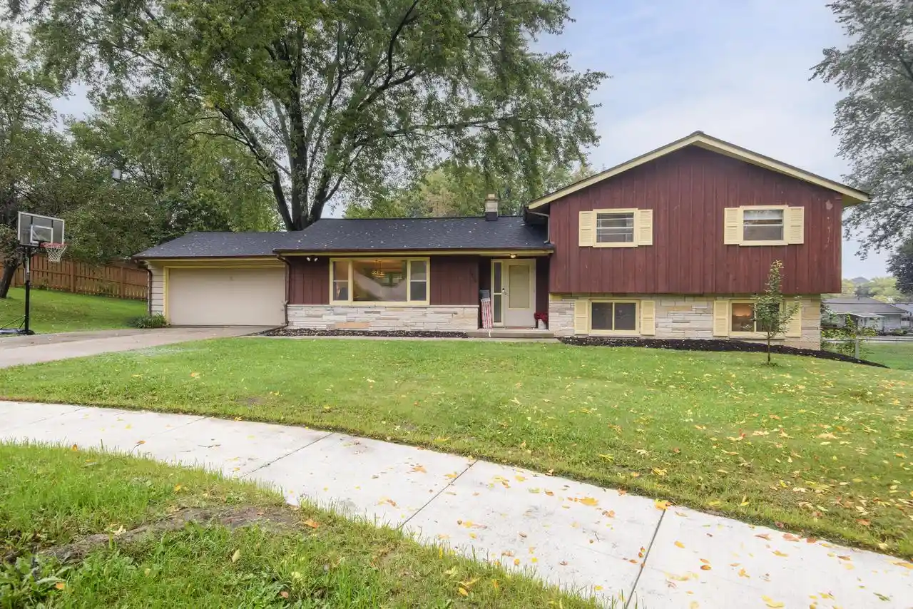 Single family home for sale at 606 Lee Ct, Waukesha, WI 53186 | MLS# 1982856