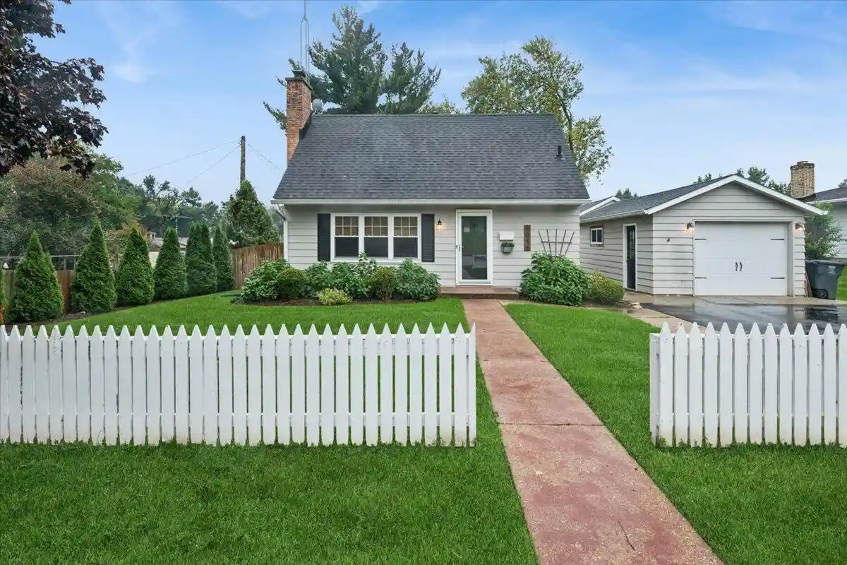 Photo 1 of Single family home for sale at 1016 Logan St, Lake Geneva, WI 53147 | MLS# 1982870 | Listing updated on 2026-10-01
