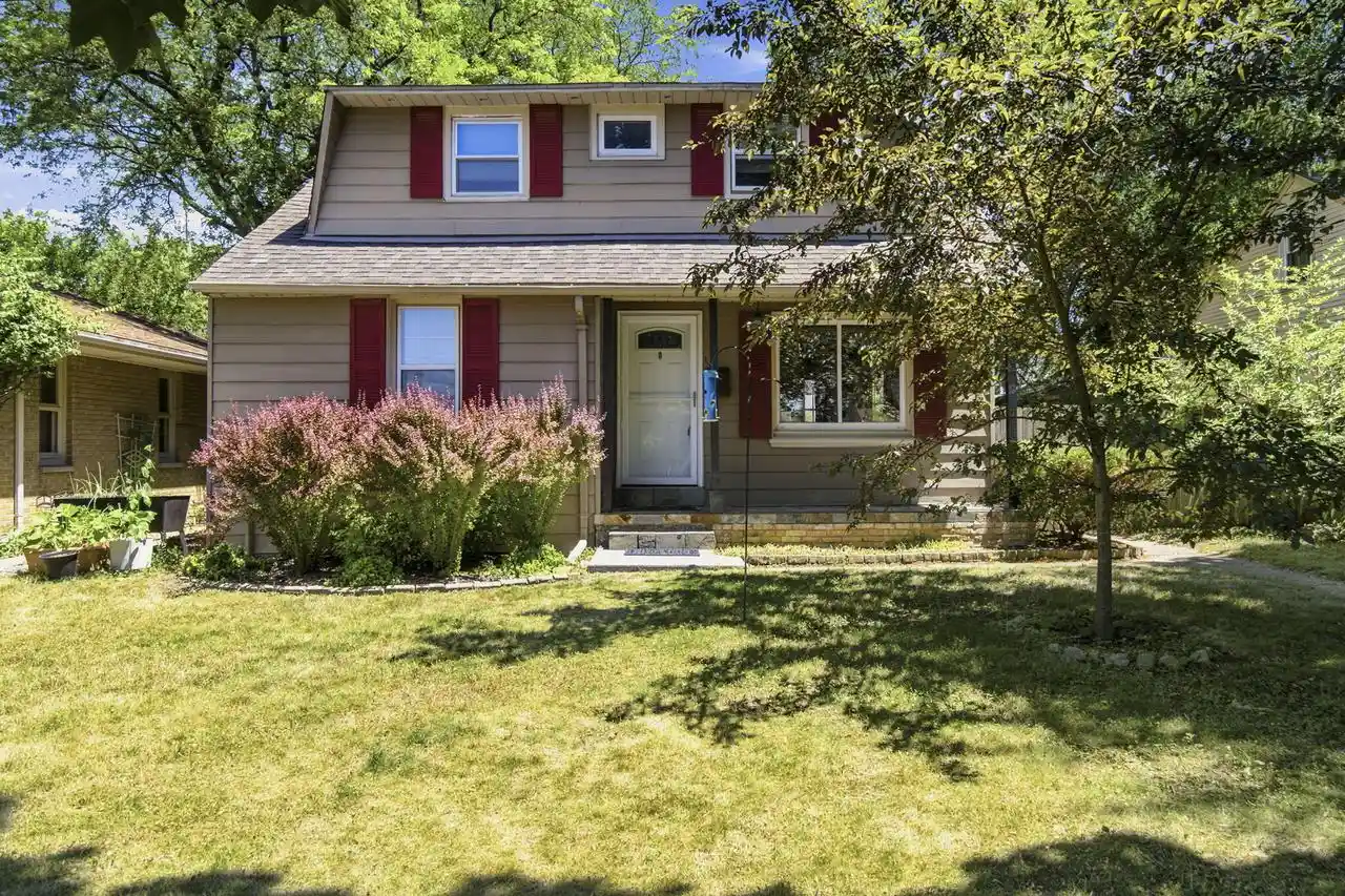 Photo 1 of Single family home for sale at 4858 N Iroquois Ave, Glendale, WI 53217 | MLS# 1982885 | Listing updated on 2026-10-01