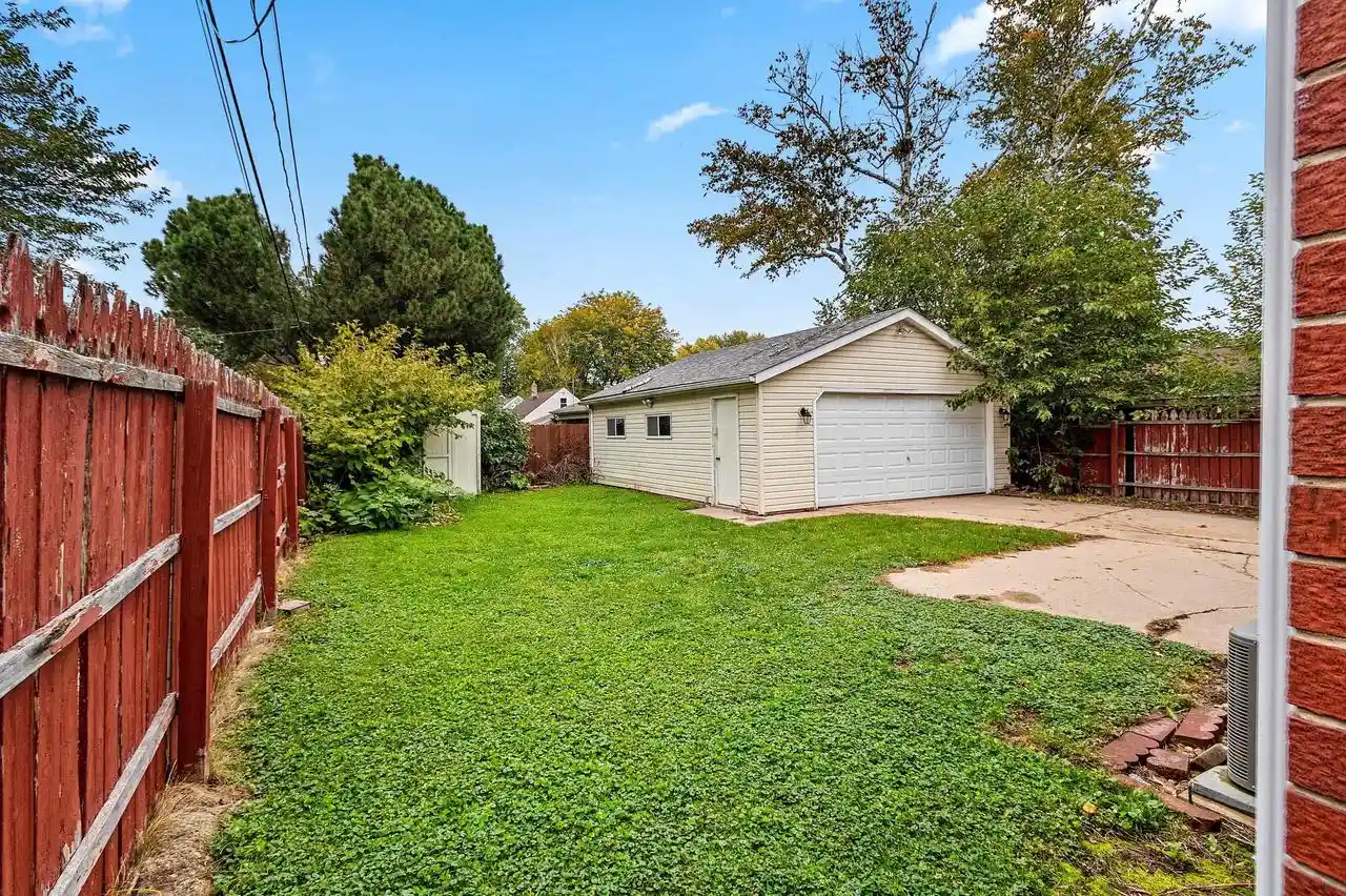 Photo 2 of Single family home for sale at 1274 Minahan St, Green Bay, WI 54303 | MLS# 50333611 | Listing updated on 2026-10-09