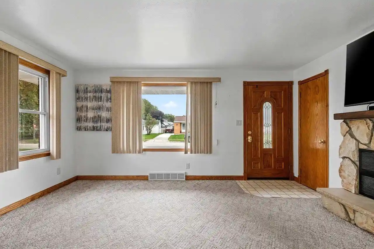 Photo 4 of Single family home for sale at 1274 Minahan St, Green Bay, WI 54303 | MLS# 50333611 | Listing updated on 2026-10-09