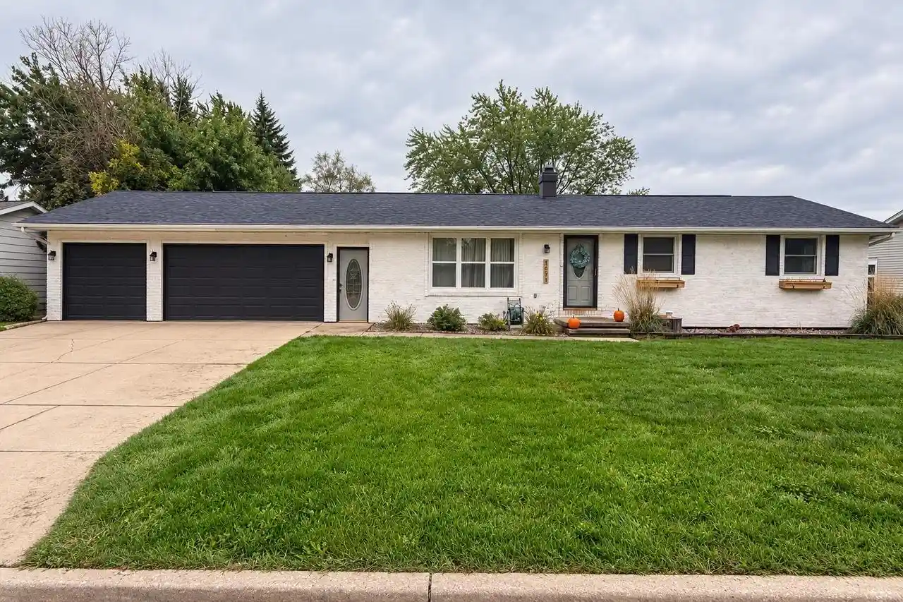 Photo 1 of Single family home for sale at 1371 Cormier Rd, Green Bay, WI 54313 | MLS# 50333567 | Listing updated on 2026-10-08