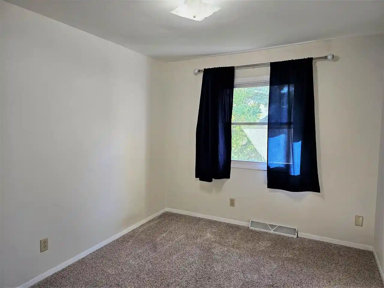 Photo 4 of Condo for sale at 872 Castle Rd, Fond Du Lac, WI 54935 | MLS# 50333632 | Listing updated on 2026-10-05