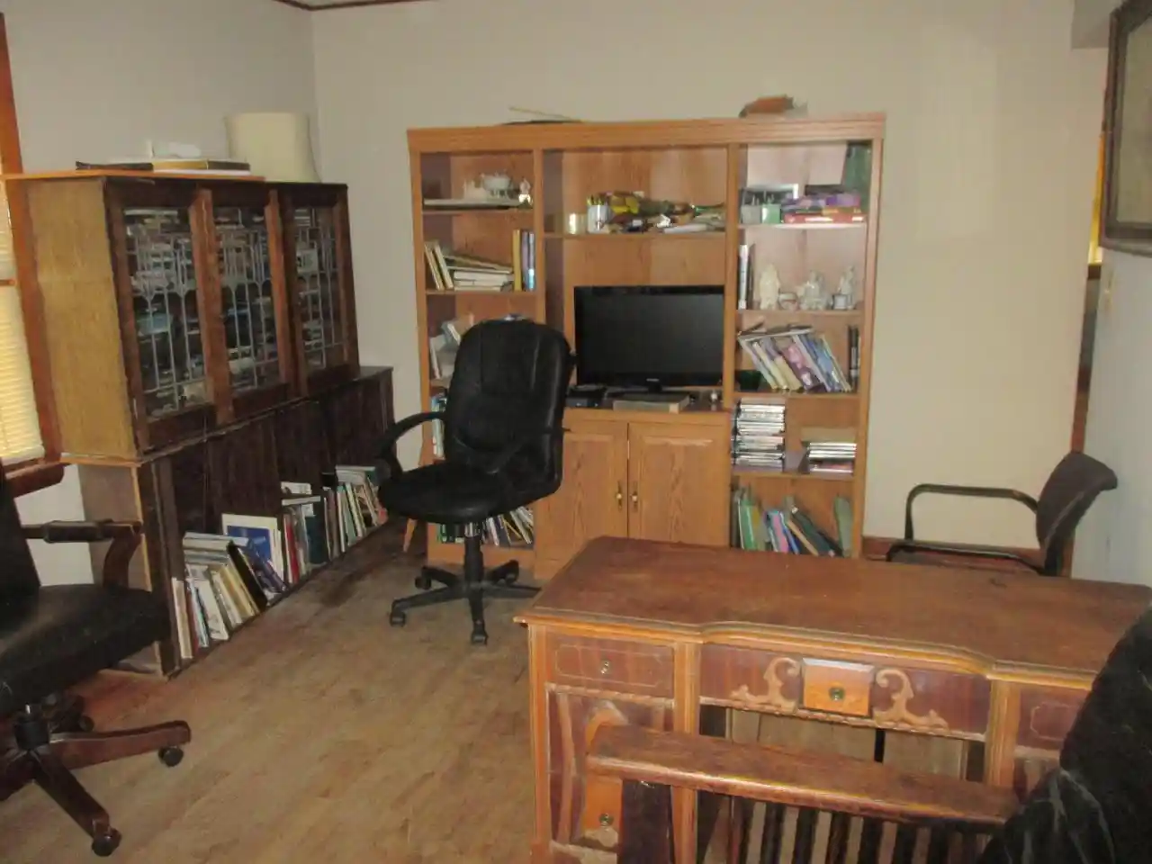 Photo 3 of Sale Pending at 5506 W Rogers St, Milwaukee, WI 53219 | MLS# 1982935 | Listing updated on 2026-10-02