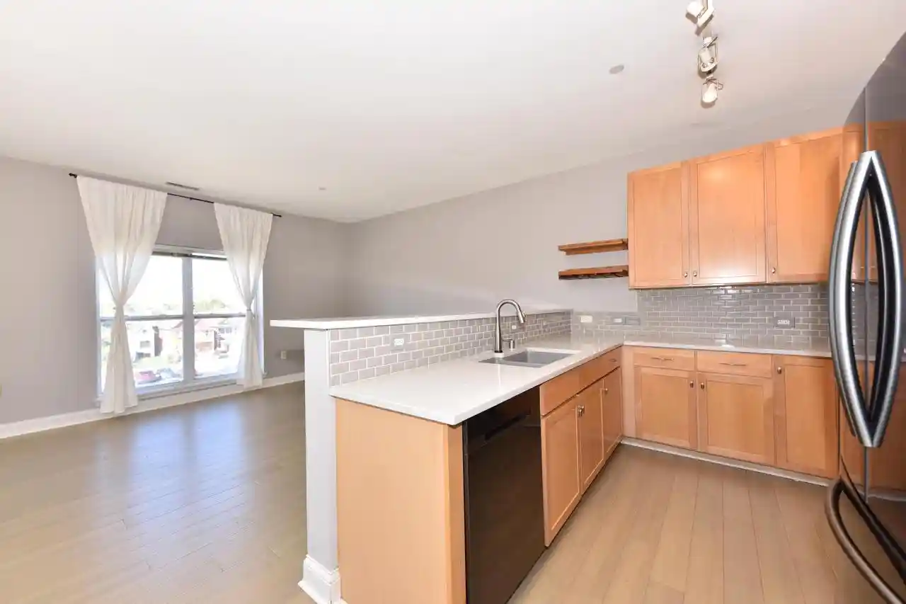 Listing Photo 4 - Condo for sale in building located at 1920 N Farwell Ave, Milwaukee, WI 53202 - Unit #410