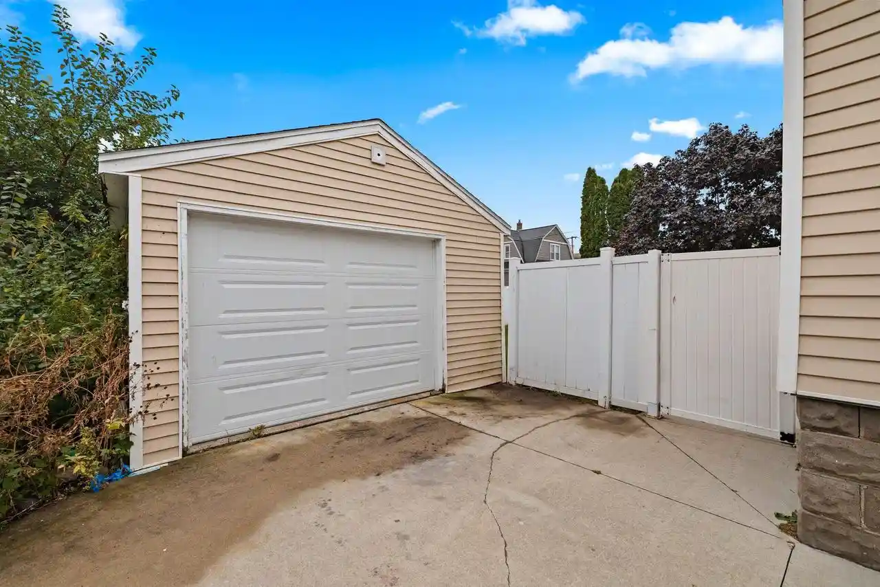 Photo 3 of Single family home for sale at 935 W 8th Avenue, Oshkosh, WI 54902 | MLS# 50333647 | Listing updated on 2026-10-07