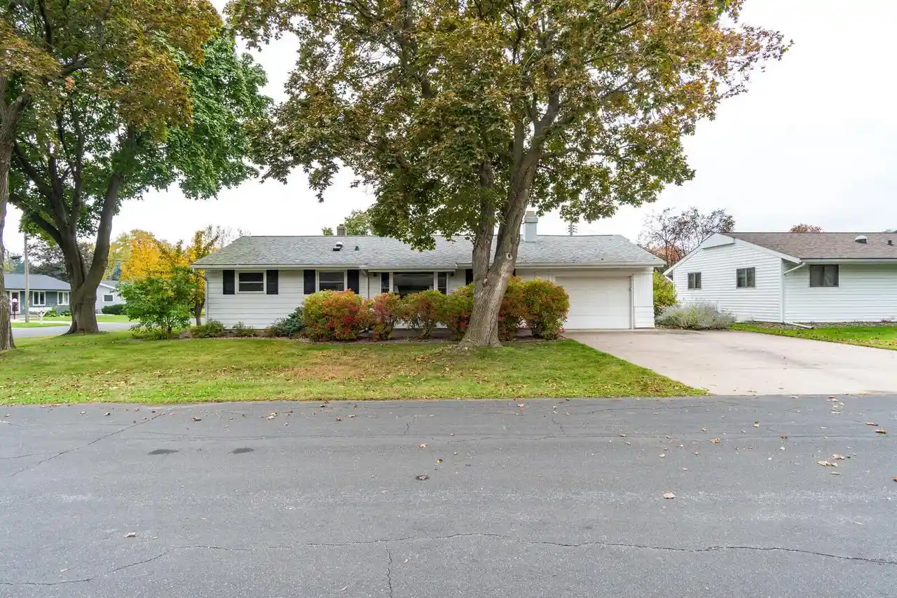 Photo 1 of Single family home for sale at 1241 Shorewood Dr, La Crosse, WI 54601 | MLS# 1982962 | Listing updated on 2026-10-07