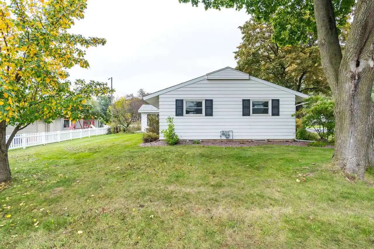 Photo 2 of Single family home for sale at 1241 Shorewood Dr, La Crosse, WI 54601 | MLS# 1982962 | Listing updated on 2026-10-07