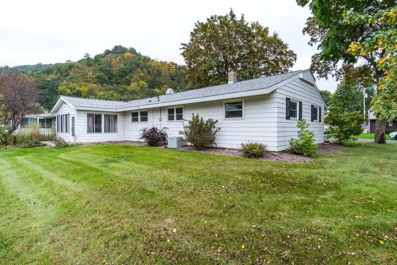 Photo 3 of Single family home for sale at 1241 Shorewood Dr, La Crosse, WI 54601 | MLS# 1982962 | Listing updated on 2026-10-07