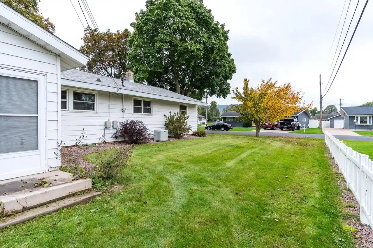 Photo 3 of Single family home for sale at 1241 Shorewood Dr, La Crosse, WI 54601 | MLS# 1982962 | Listing updated on 2026-10-07