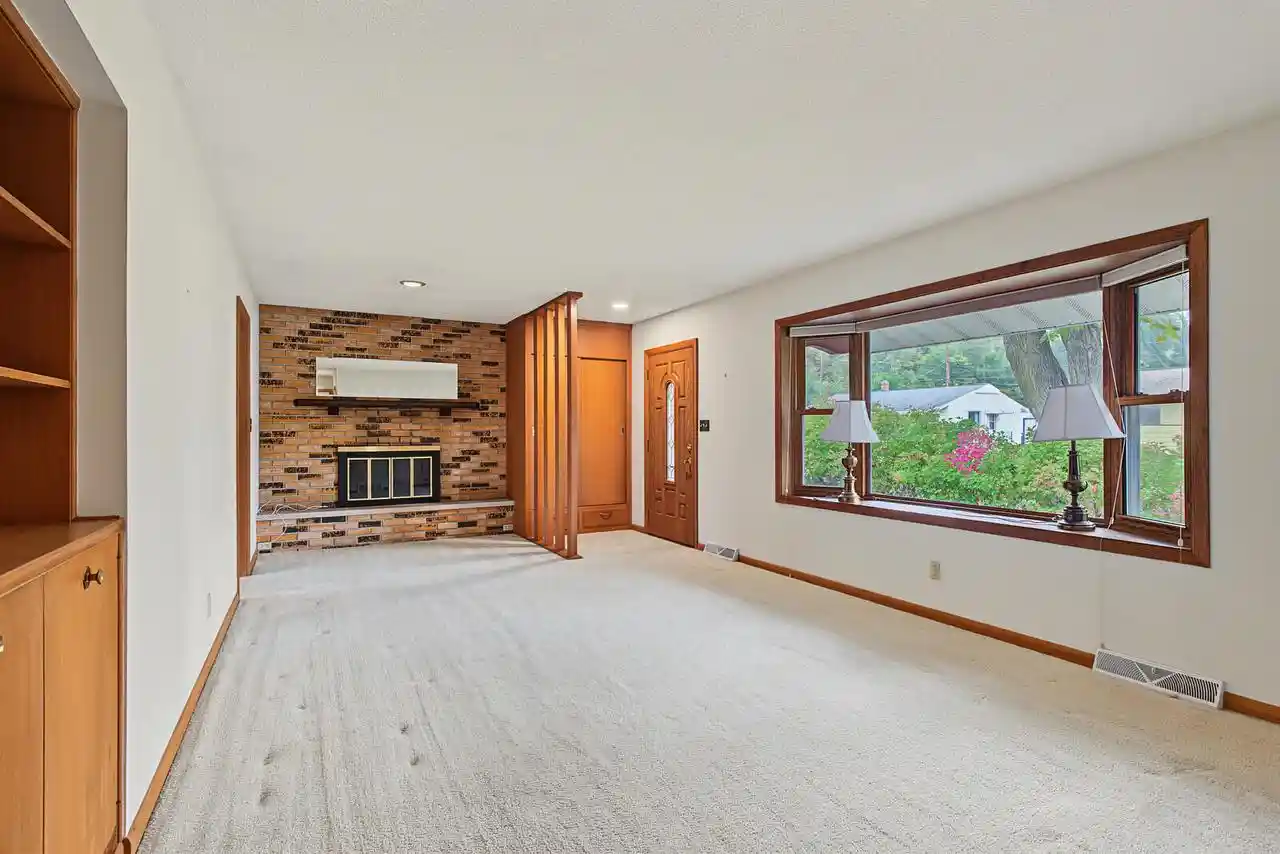 Photo 4 of Single family home for sale at 1241 Shorewood Dr, La Crosse, WI 54601 | MLS# 1982962 | Listing updated on 2026-10-07