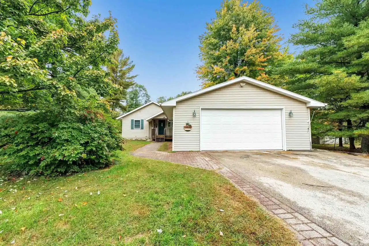 Photo 1 of Single family home for sale at W5112 Pioneer Ct, Shawano, WI 54166 | MLS# 50333642 | Listing updated on 2026-10-02
