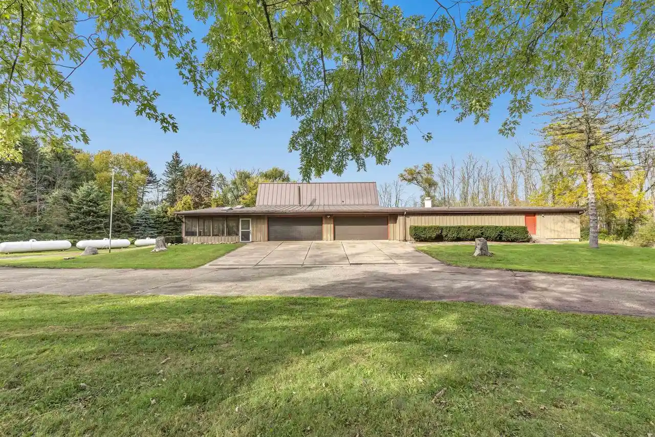 Photo 1 of Single family home for sale at E6562 County Rd F, Weyauwega, WI 54983 | MLS# 50333639 | Listing updated on 2026-10-05