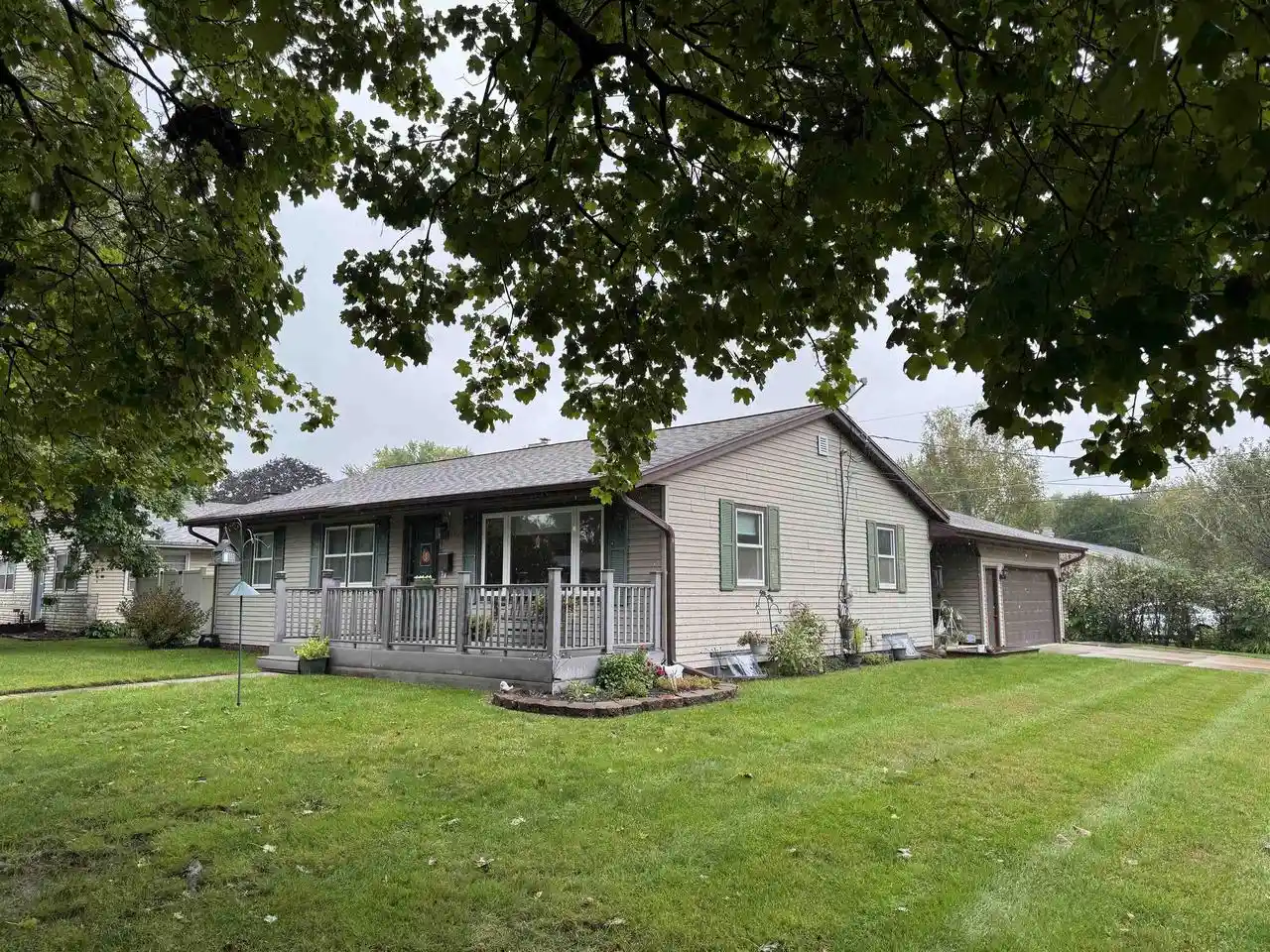 Photo 1 of Sale Pending at 1304 Manor Dr, Janesville, WI 53548 | MLS# 2033860 | Listing updated on 2026-10-04