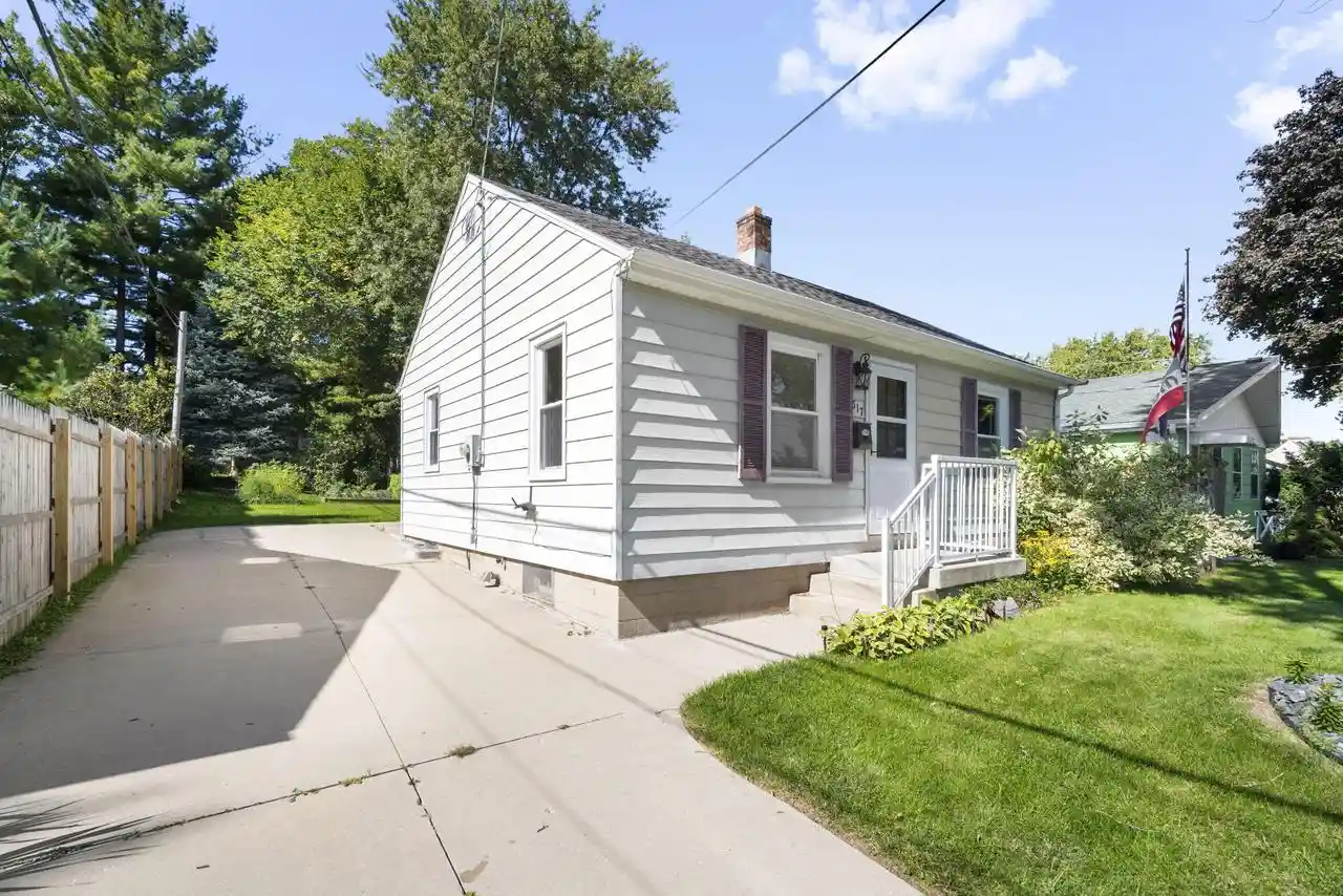 Photo 3 of Single family home for sale at 517 Cedar St, Hartford, WI 53027 | MLS# 1982978 | Listing updated on 2026-10-07