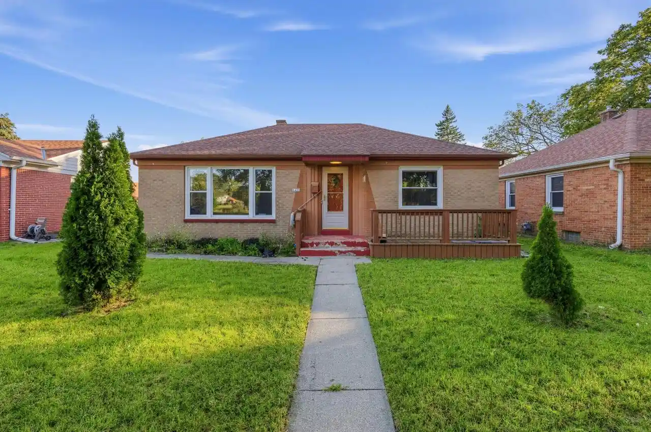 Single family home for sale at 5425 W Lincoln Crk Dr, Milwaukee, WI 53218 | MLS# 1982992