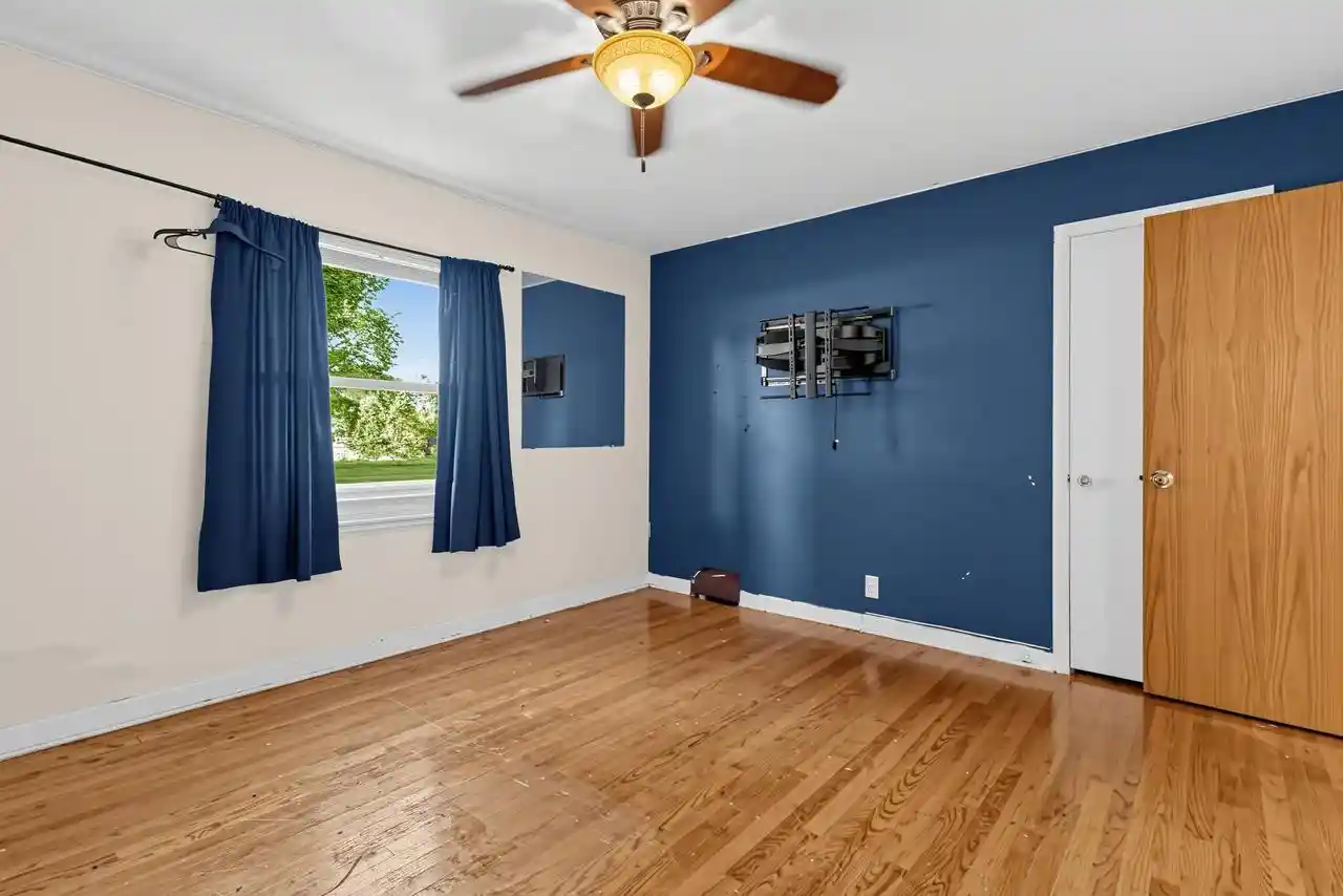 Photo 3 of Single family home for sale at 5425 W Lincoln Crk Dr, Milwaukee, WI 53218 | MLS# 1982992 | Listing updated on 2026-10-05