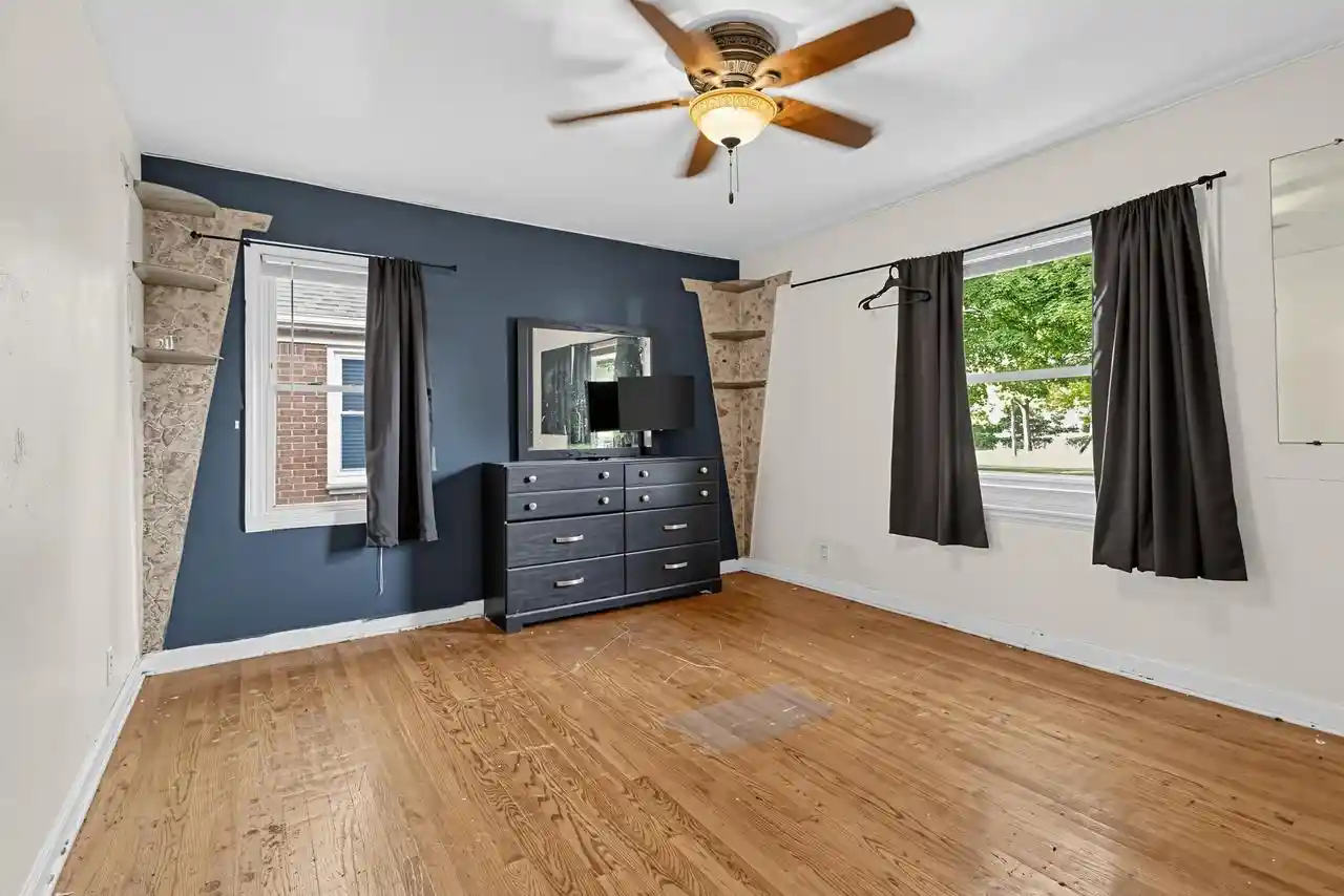 Photo 4 of Single family home for sale at 5425 W Lincoln Crk Dr, Milwaukee, WI 53218 | MLS# 1982992 | Listing updated on 2026-10-05