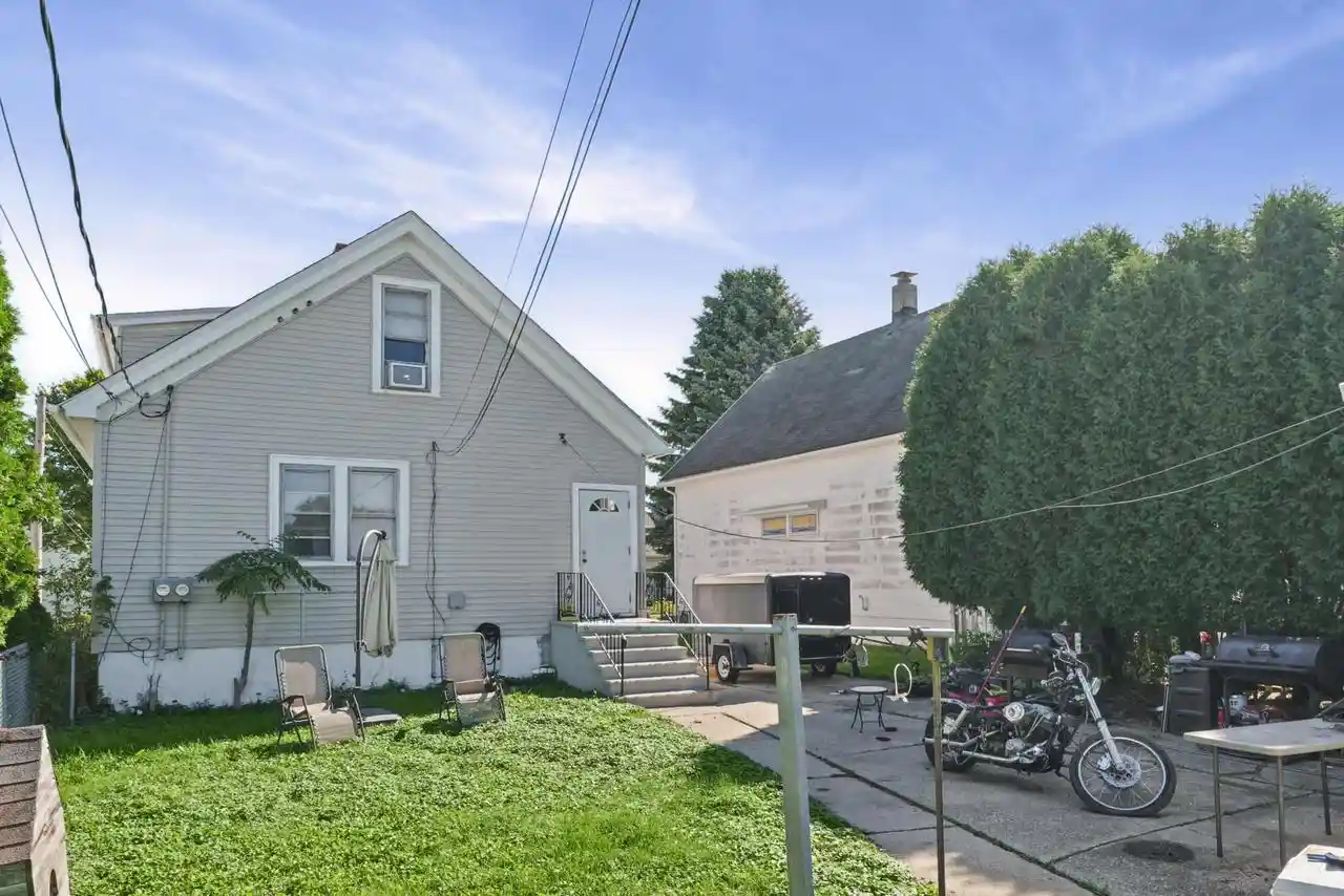 Listing Photo 5 - Condo for sale in building located at 3815 S Pennsylvania Ave, Saint Francis, WI 53235