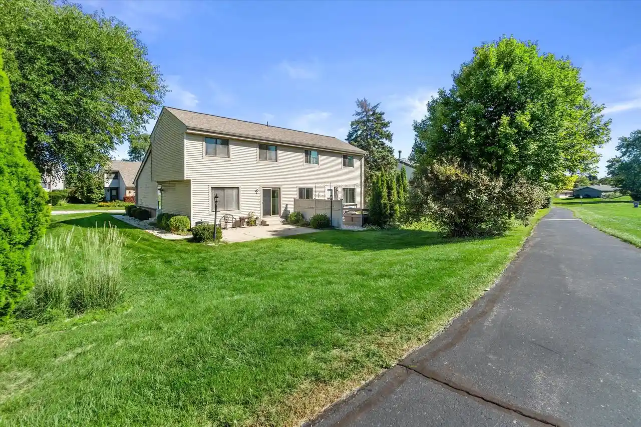 Photo 4 of Condo for sale at 7335 S Delaine Dr, Oak Creek, WI 53154 | MLS# 1983050 | Listing updated on 2026-10-02
