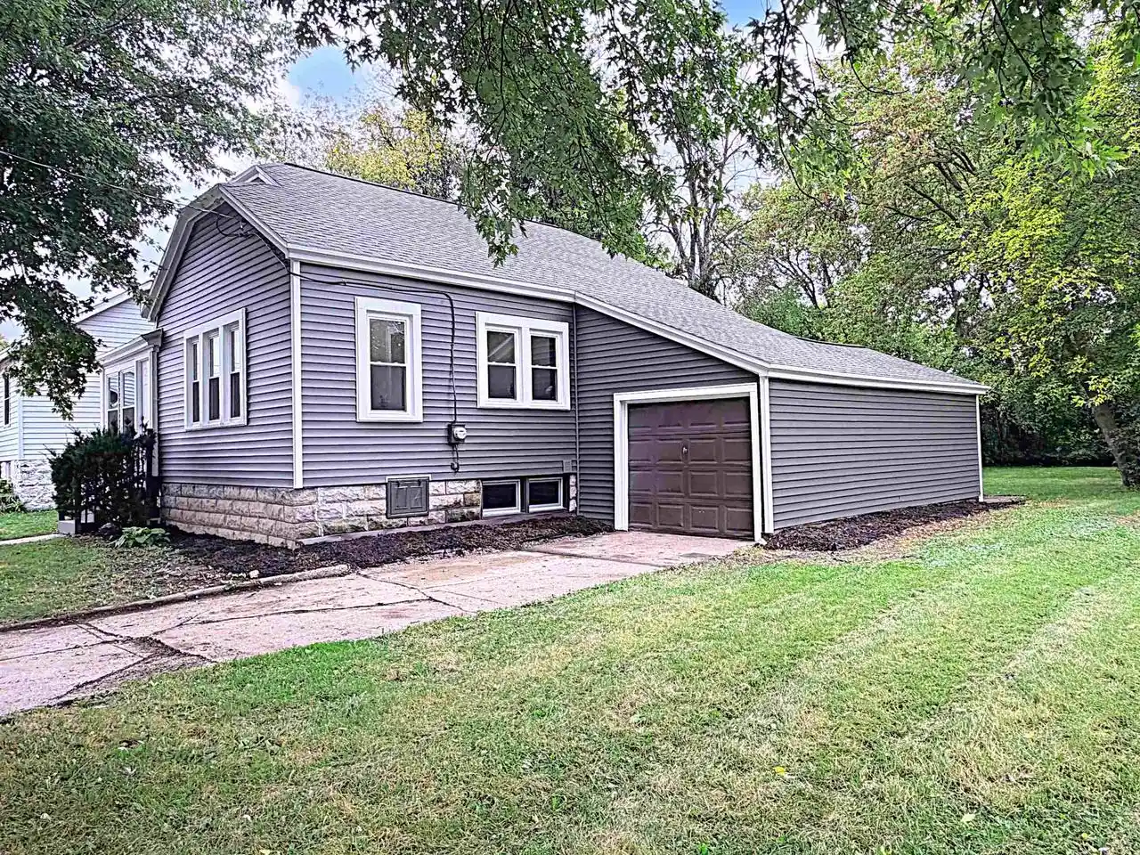 Photo 1 of Single family home for sale at 425 Monroe St, Neenah, WI 54956 | MLS# 50333657 | Listing updated on 2026-10-02