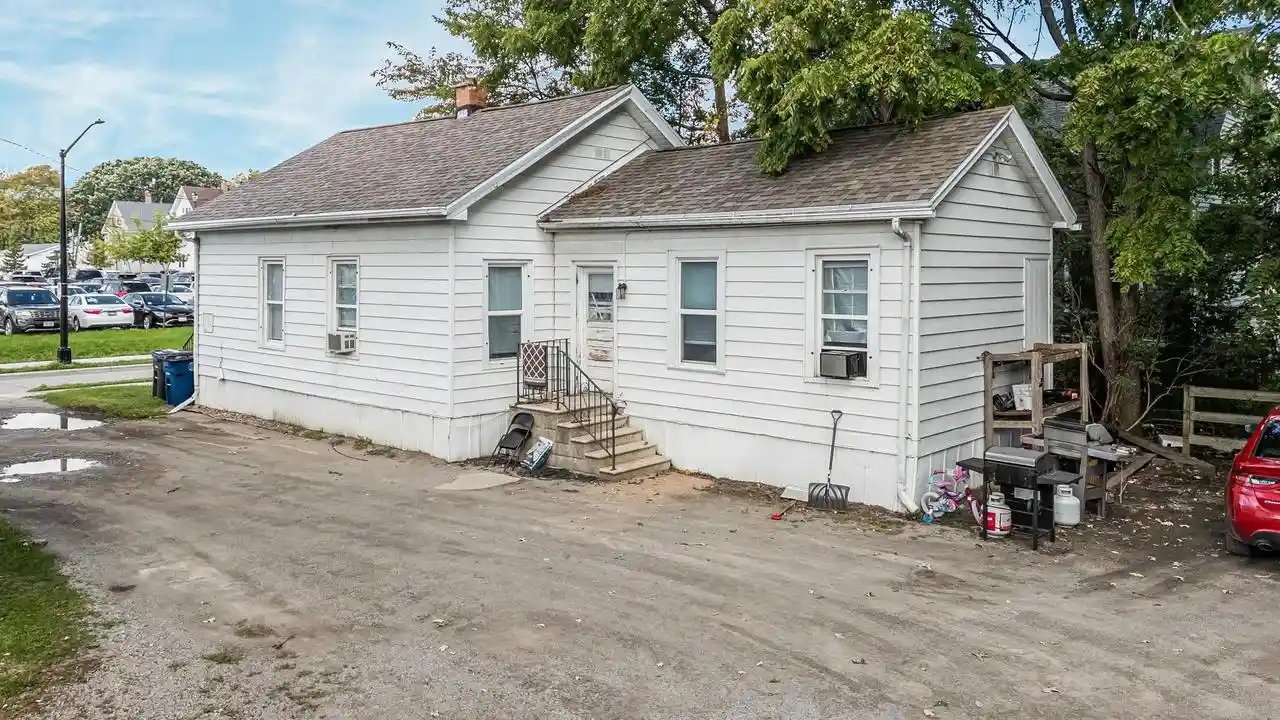 Photo 2 of Single family home for sale at 814 Mckinley St, Oshkosh, WI 54901 | MLS# 50333665 | Listing updated on 2026-10-02