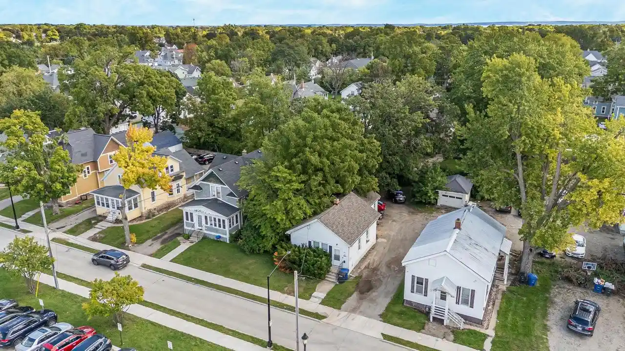 Photo 3 of Single family home for sale at 814 Mckinley St, Oshkosh, WI 54901 | MLS# 50333665 | Listing updated on 2026-10-02